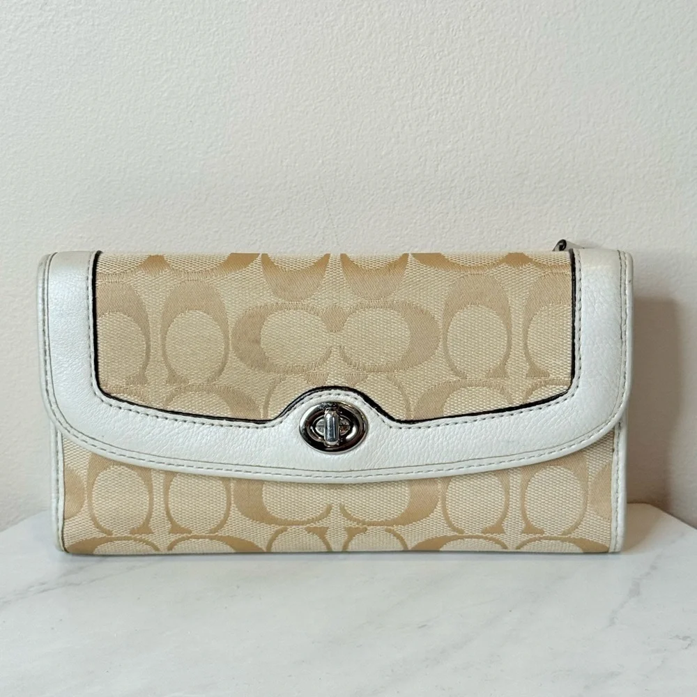 🔥Coach Tan and White Women's Clutch🔥